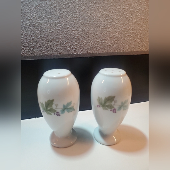 Fine China of Japan Pepper and Salt Shaker , Vintage , Blue, green 🍃 🍂 🍁 - Picture 7 of 7